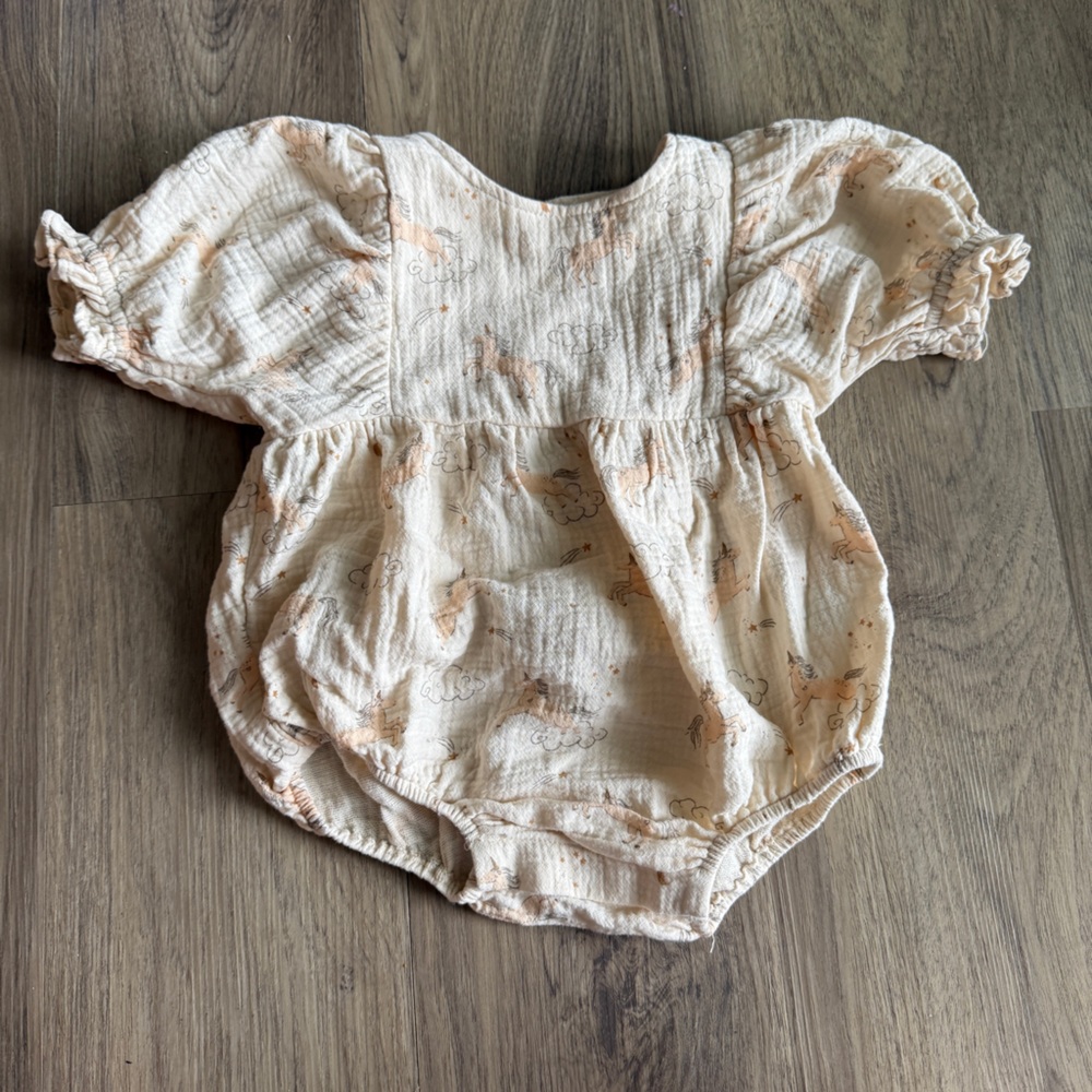 Quincy Mae Adorable Unicorn Print Cream Baby Romper Size 6-12 months